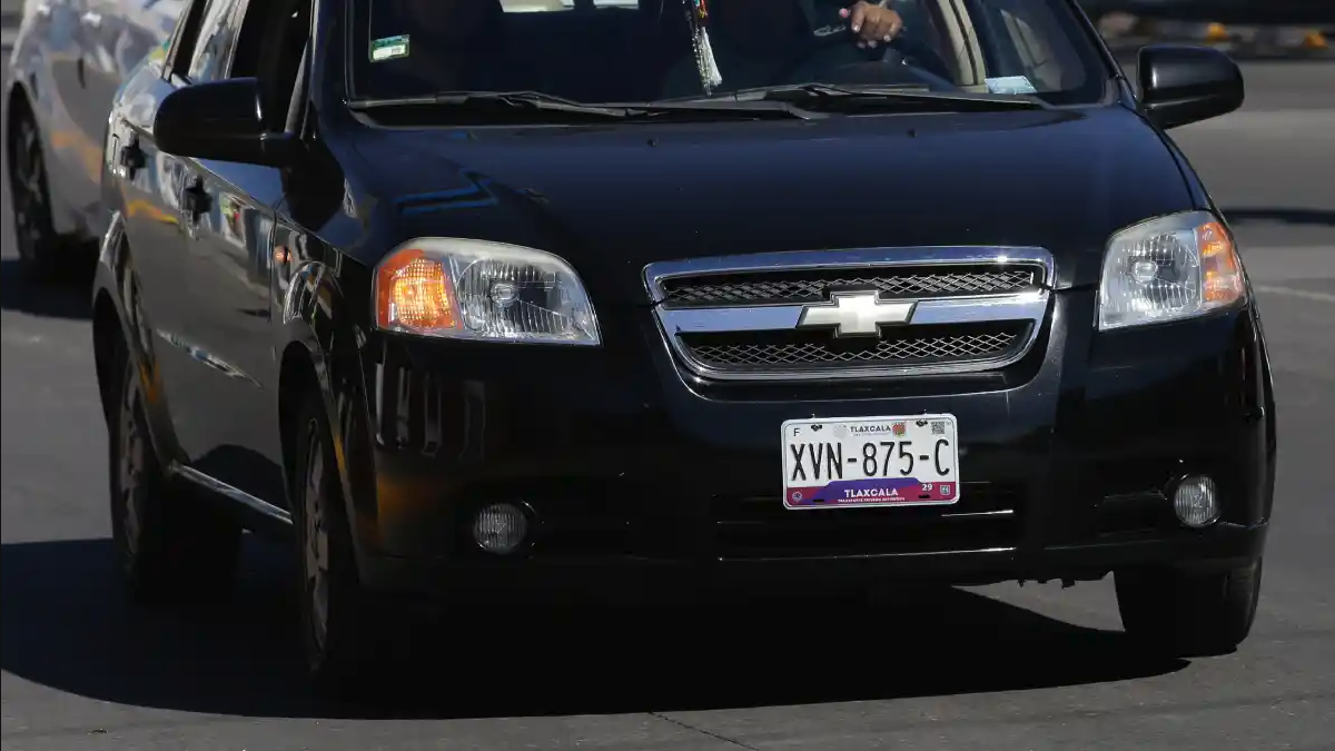 Chevrolet Aveo negro con la placa XVN-875-C marcada por el lector